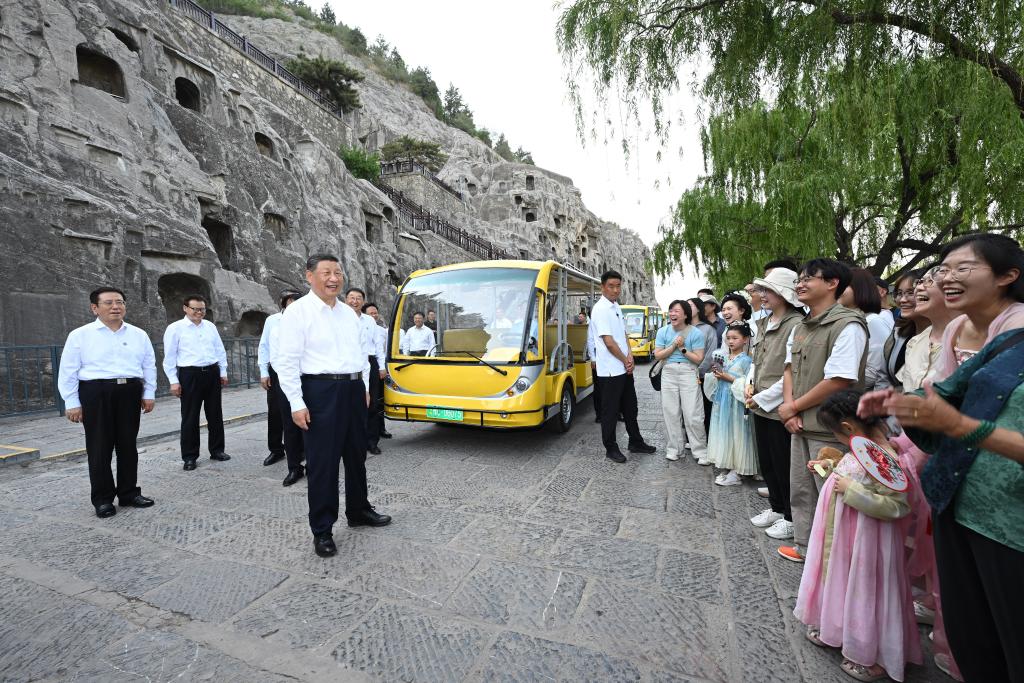 شي يتفقد مدينة لوهيانغ وسط الصين