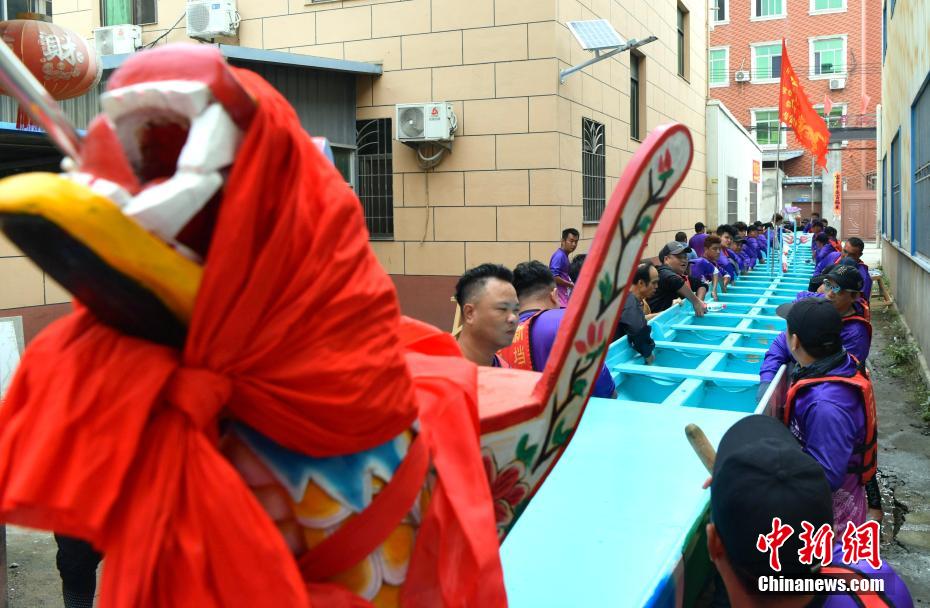 مع اقتراب مهرجان قوارب التنين .. قرية جنوبية منشغلة في بناء القوارب