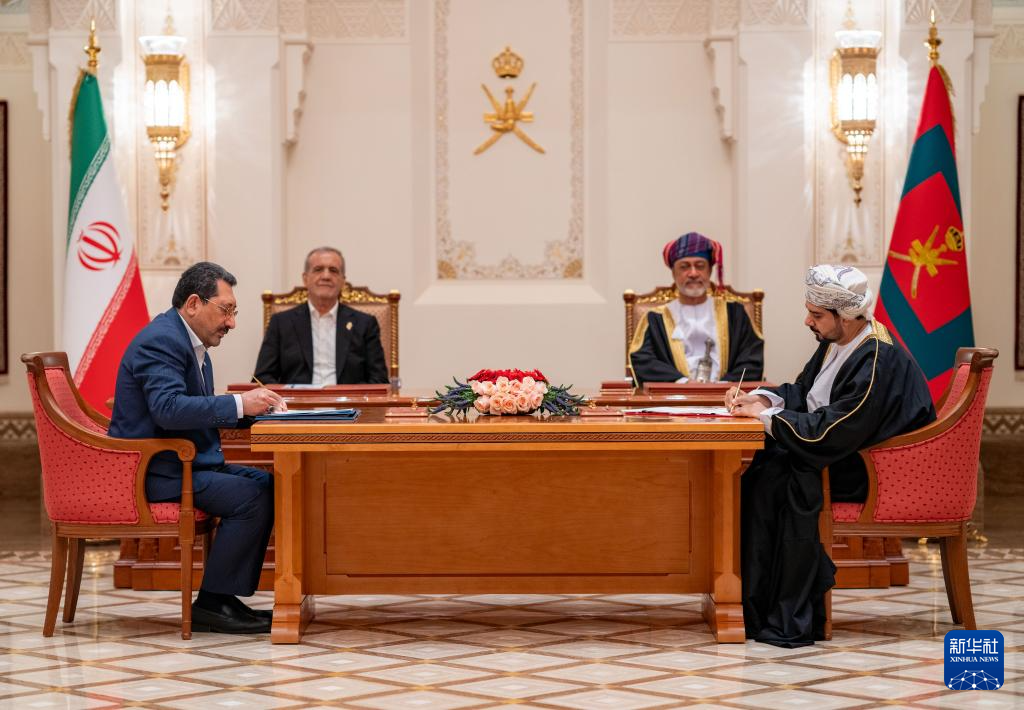 سلطان عمان والرئيس الإيراني يبحثان تسهيل إجراءات التبادل التجاري بين البلدين