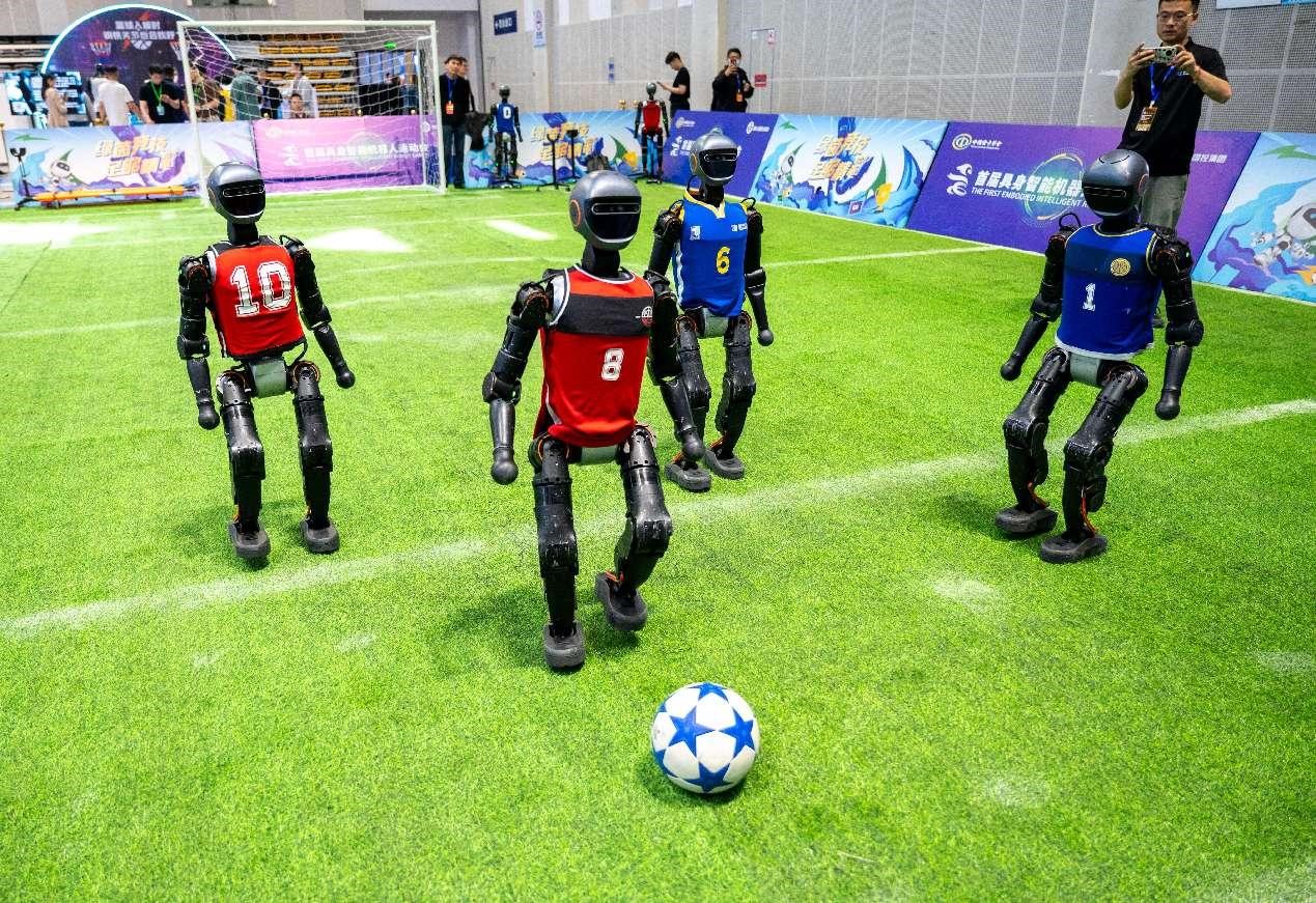 في 25 أبريل 2025، انطلقت أول مباراة كرة قدم "2 ضد 2" بين روبوتات ذكية مجسدة ضمن أول ملتقى رياضي يُقام في مدينة ووشي بمقاطعة جيانغسو. بانغ تشنغ قوانغ/صورة الشعب