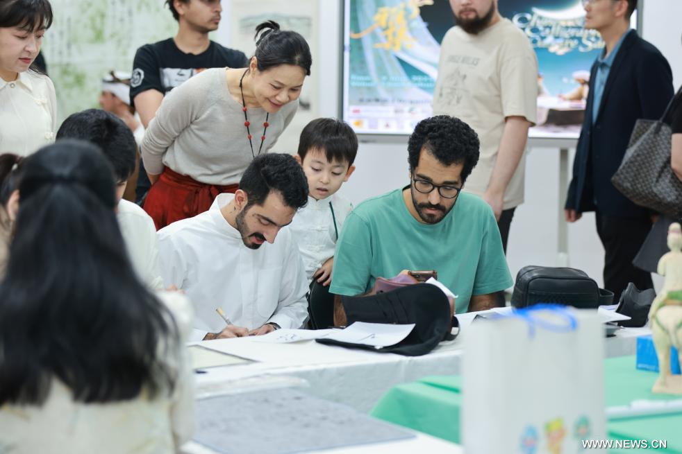 الكويت تحتضن أمسية الخط والموسيقى الصينية احتفاءً باليوم الدولي للحوار بين الحضارات