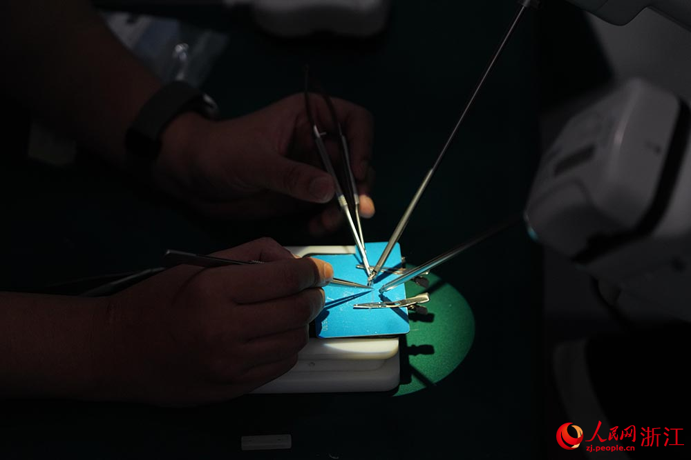 في هانغتشو...الروبوتات الجراحية تُظهر براعتها في العمليات الدقيقة وشديدة التعقيد