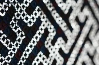 التطريز بالقصدير لدى قومية مياو...حينما يتحول المعدن إلى حرير بين أصابع الحرفيين