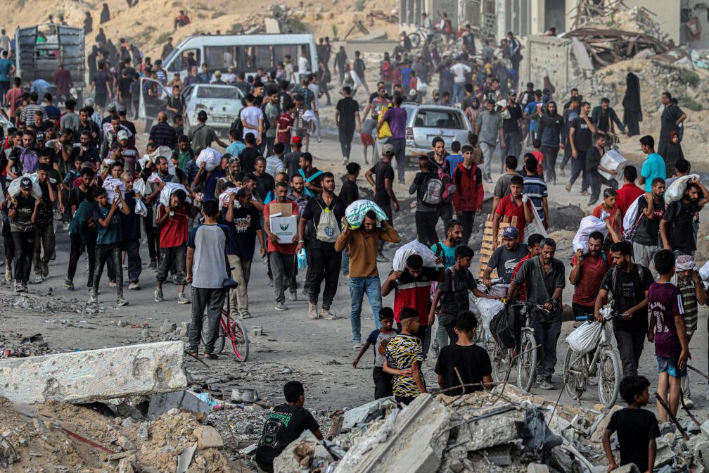 الصورة: فلسطينيون حصلوا على مساعدات في غزة