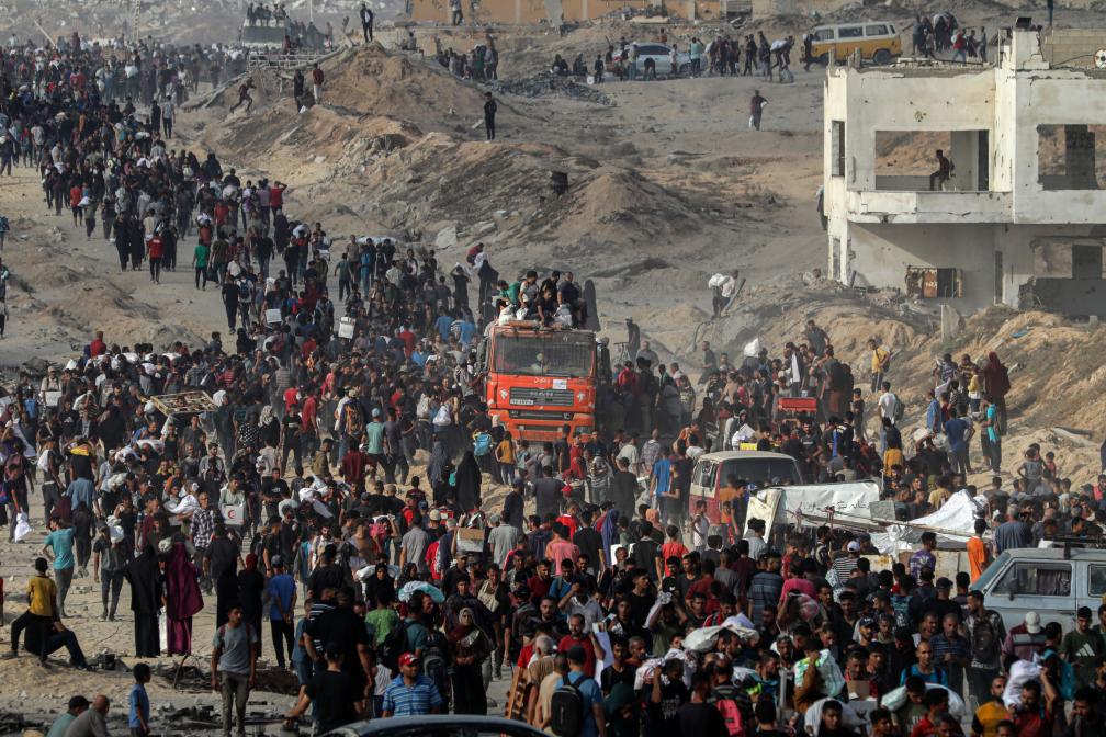 الصورة: فلسطينيون حصلوا على مساعدات في غزة