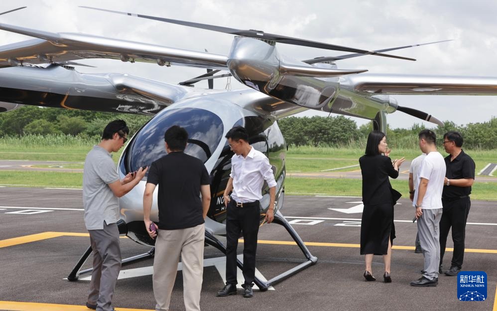تسليم أول طائرة eVTOL حاصلة على ثلاث شهادات صلاحية للطيران تزيد عن الطن في الصين