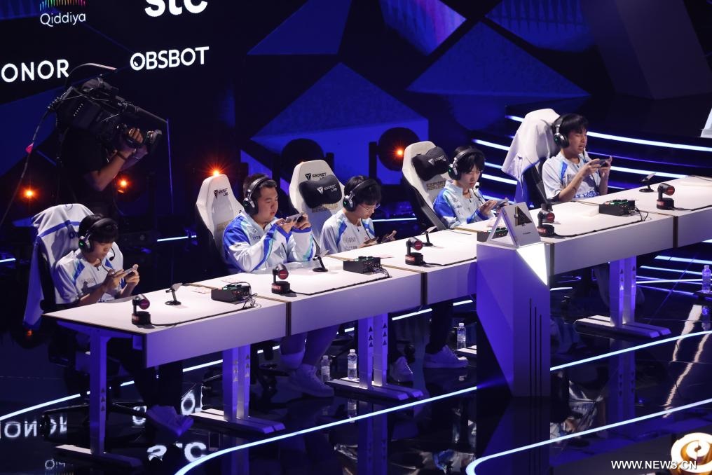 الفريق الصيني AG.AL يتوّج بلقب Honor of Kings ضمن كأس العالم للرياضات الإلكترونية 2025