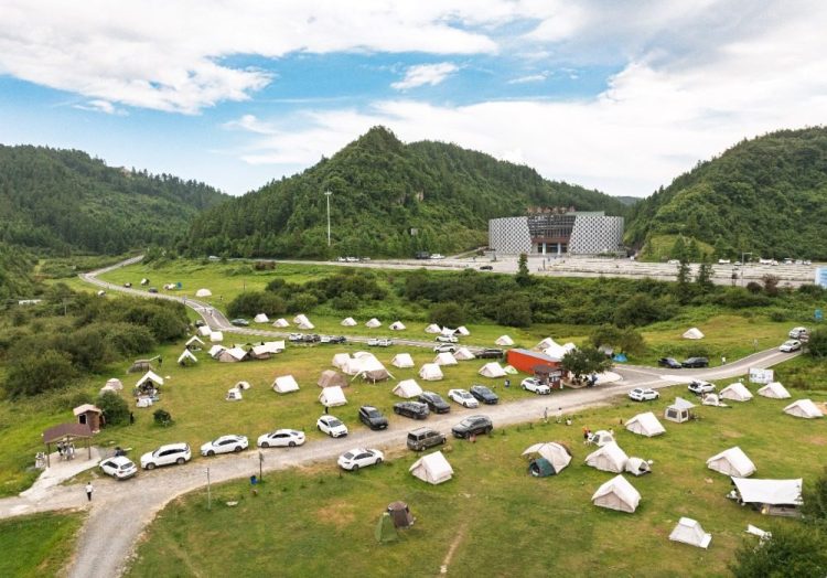 السكك الحديدية فائقة السرعة تعزز السياحة الصيفية في تشونغتشينغ