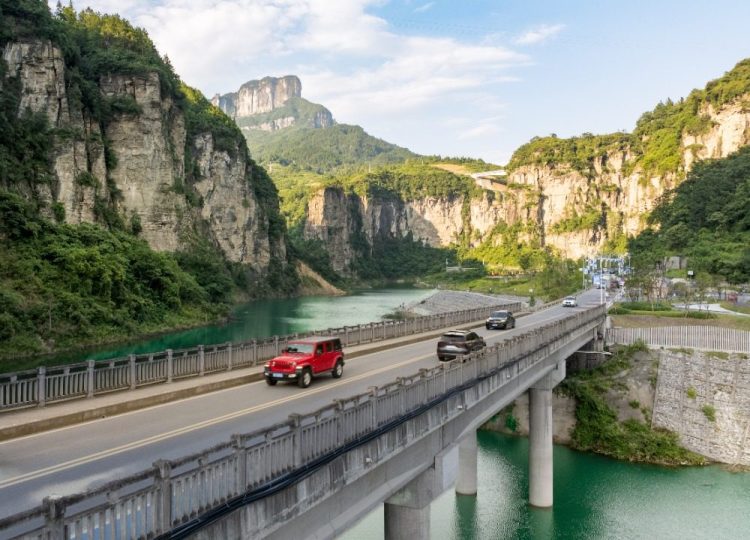 السكك الحديدية فائقة السرعة تعزز السياحة الصيفية في تشونغتشينغ