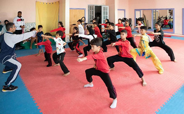 مجيد يعلّم الطلاب الفنون القتالية