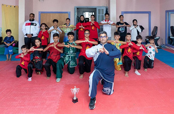 صورة جماعية لمجيد مع طلّابه