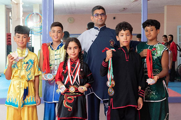 الطلّاب يعرضون ميدالياتهم