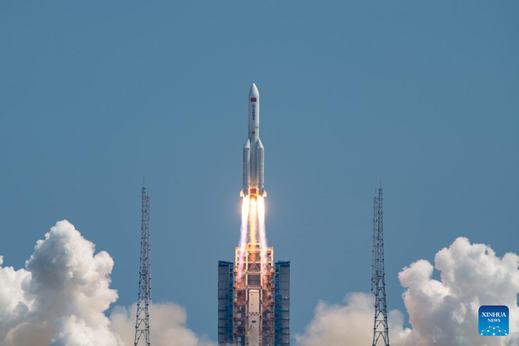 الصين تطلق إلى الفضاء مجموعة جديدة من الأقمار الصناعية للإنترنت