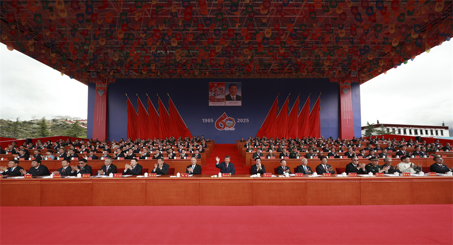 شي يحضر تجمعا كبيرا للاحتفال بالذكرى الـ60 لتأسيس منطقة شيتسانغ ذاتية الحكم