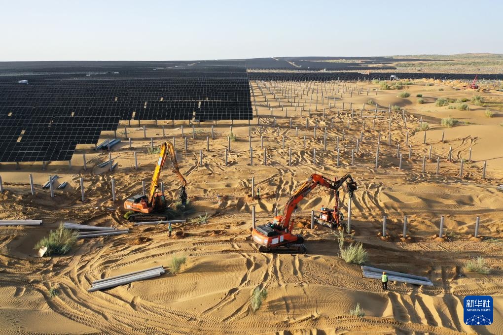 صناعة الطاقة الكهروضوئية تُسهم في بناء حاجز بيئي في صحراء كوبوكي