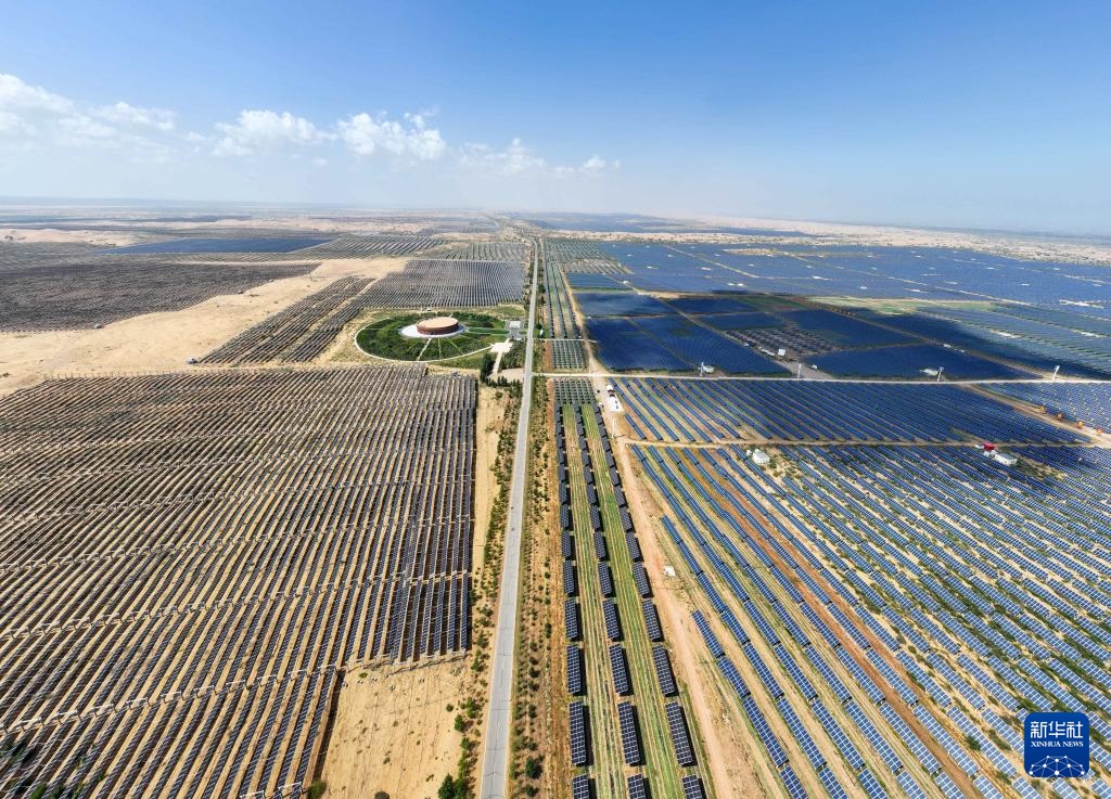 صناعة الطاقة الكهروضوئية تُسهم في بناء حاجز بيئي في صحراء كوبوكي