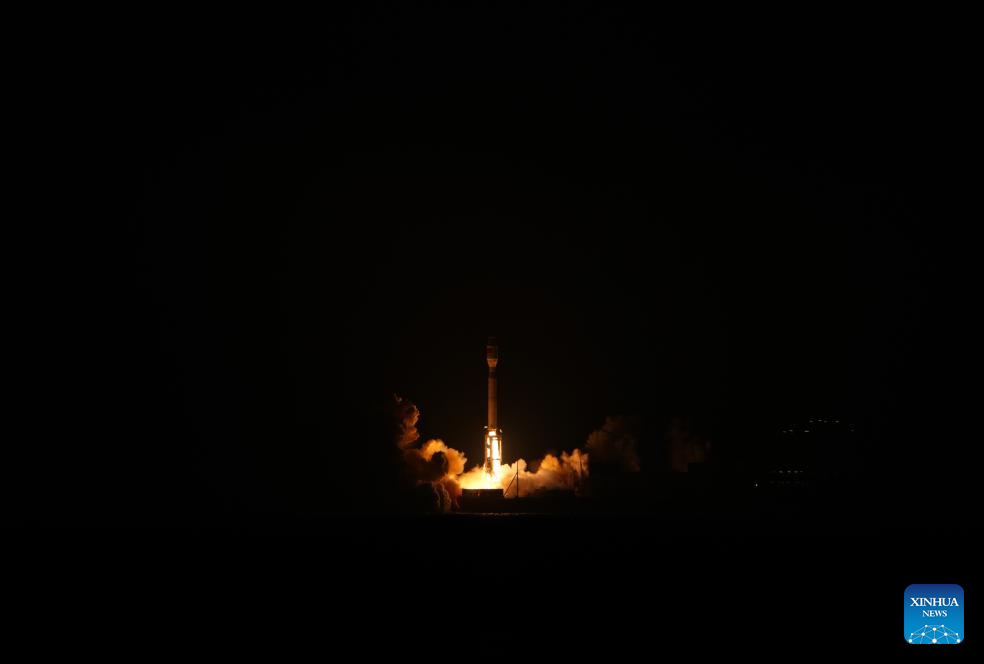 الصين تطلق أقمارا صناعية جديدة من البحر