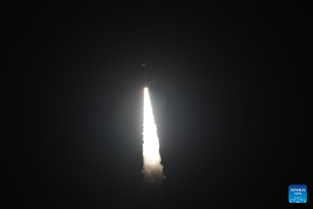 الصين تطلق أقمارا صناعية جديدة من البحر