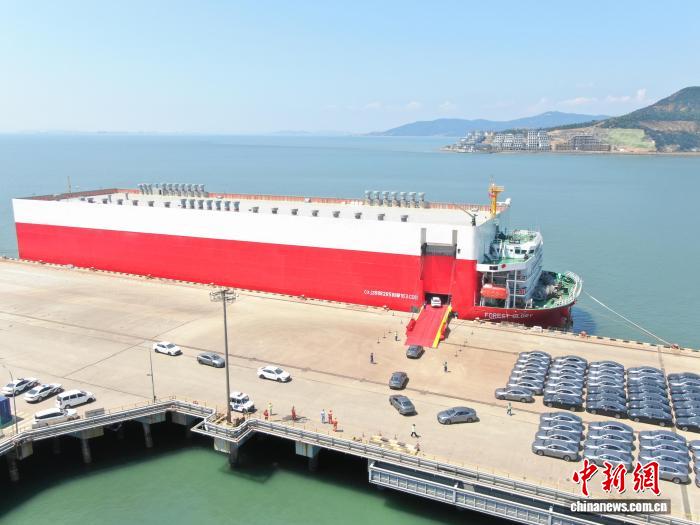 انطلاق أول خط بحري لنقل مركبات الطاقة الجديدة من ونتشو إلى الشرق الأوسط