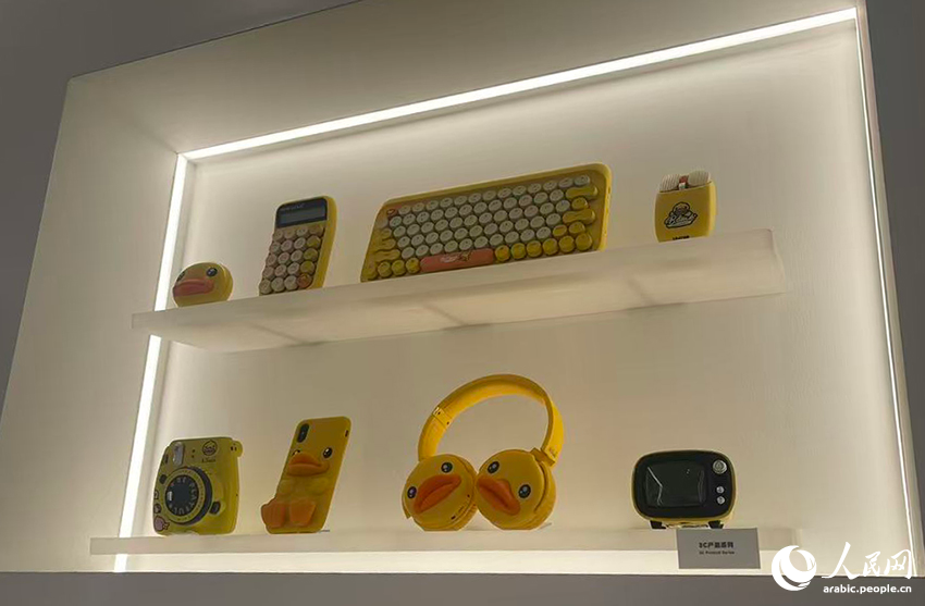 بي.داك .. قصة البطة الصفراء ذات الابتسامة اللطيفة والعينين اللامعتين