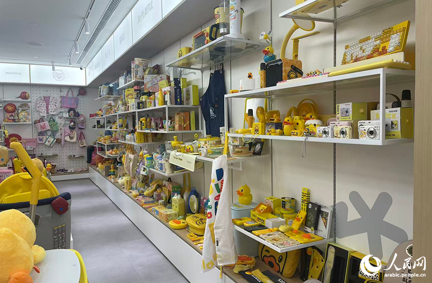 بي.داك .. قصة البطة الصفراء ذات الابتسامة اللطيفة والعينين اللامعتين