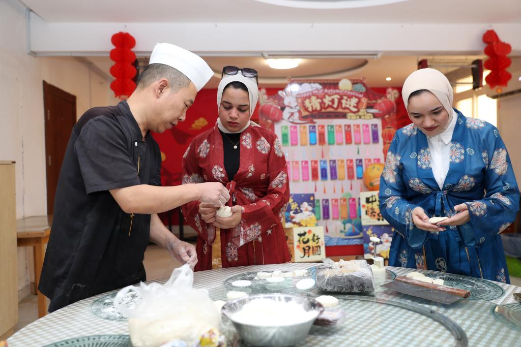 الصورة: احتفالات عيد منتصف الخريف الصيني في العاصمة الإدارية الجديدة بمصر