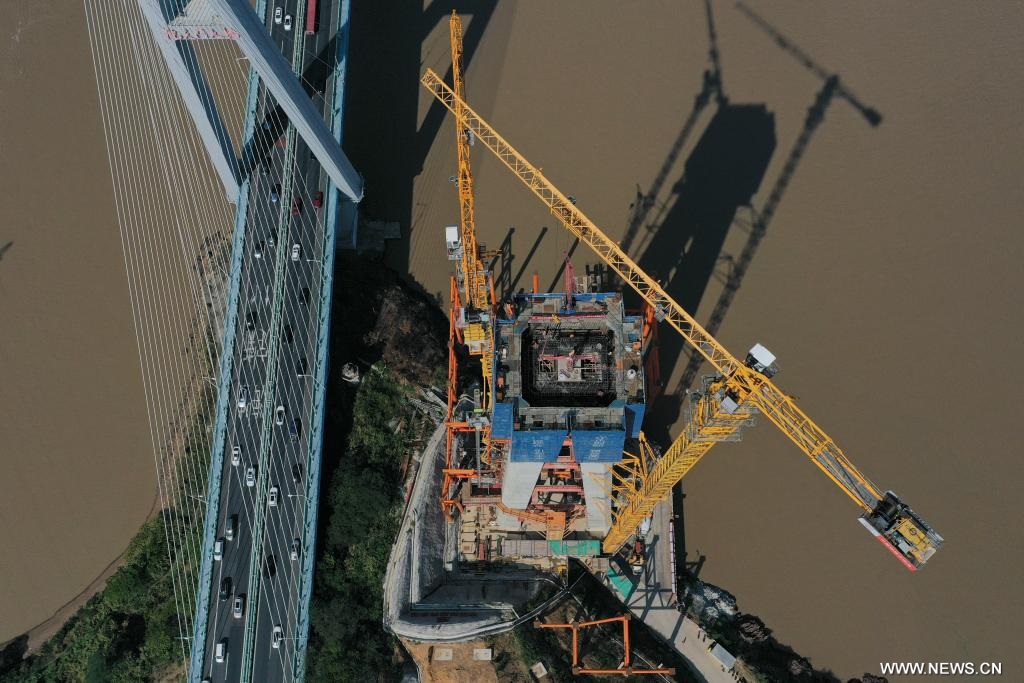 بناء جسر للطرق السريعة والسكك الحديدية بشرقي الصين