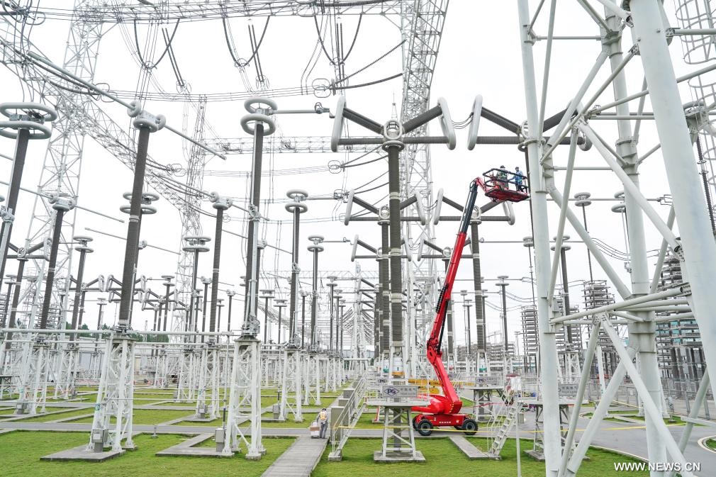 أعمال الصيانة لأحد خطوط نقل التيار المباشر فائق الجهد بشرقي الصين