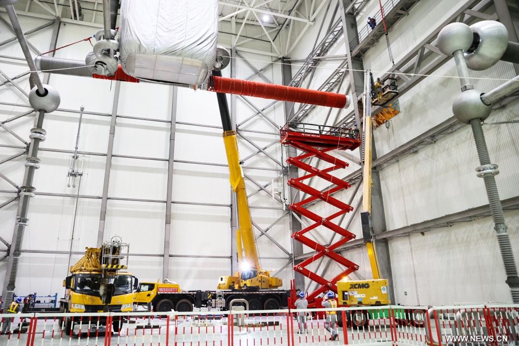 أعمال الصيانة لأحد خطوط نقل التيار المباشر فائق الجهد بشرقي الصين