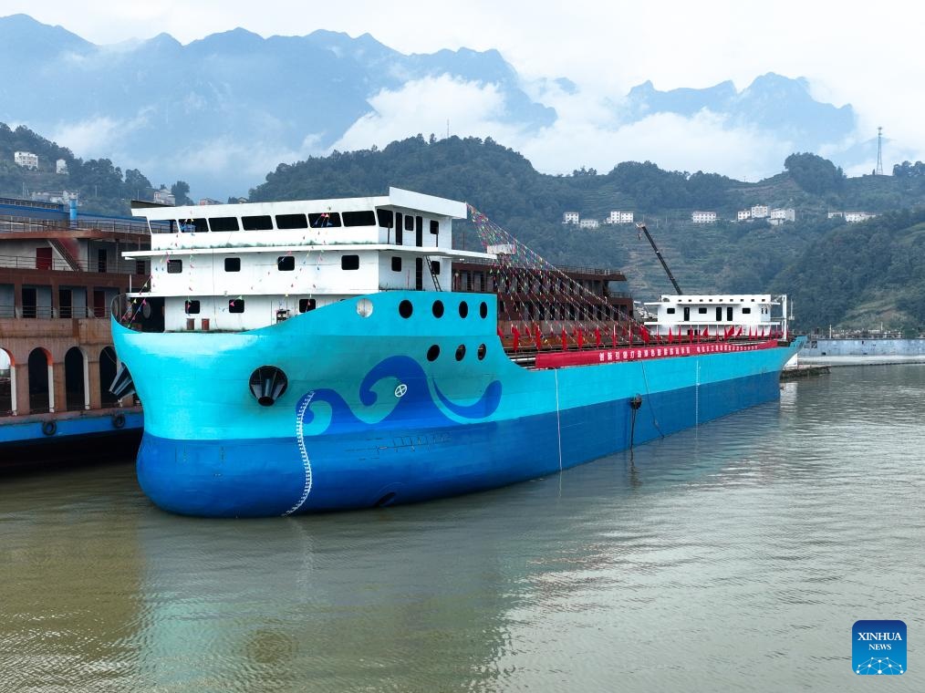 إطلاق أكبر سفينة شحن كهربائية بالكامل في الصين في مقاطعة هوبي