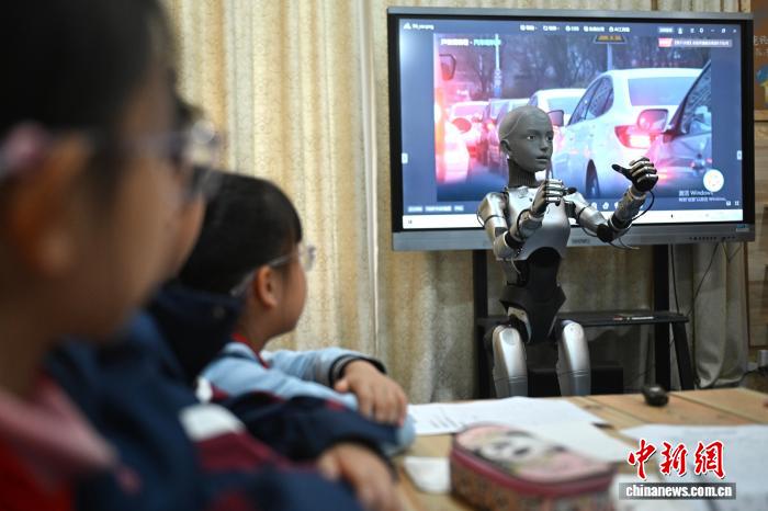 خفي، الصين: أول روبوت تعليمي بشري بالحجم الكامل في العالم يُدرّس فصلًا دراسيًا