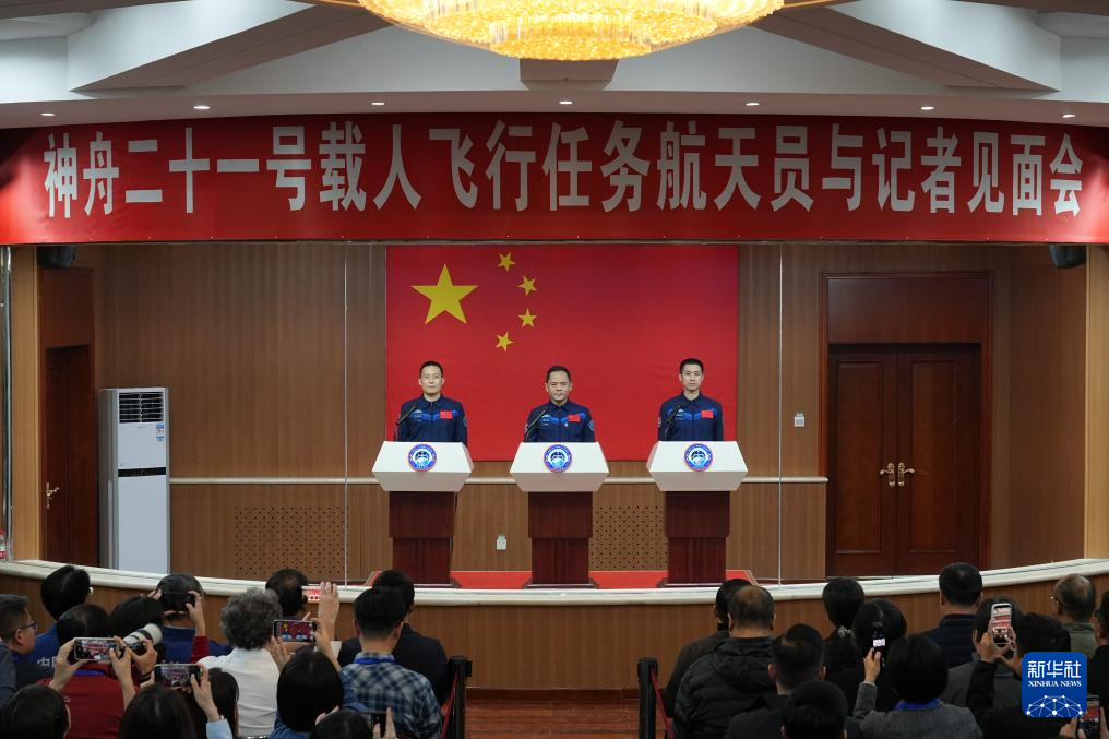 روّاد شنتشو-21 يحضرون مؤتمرا صحفيا قبيْل انطلاق المهمة