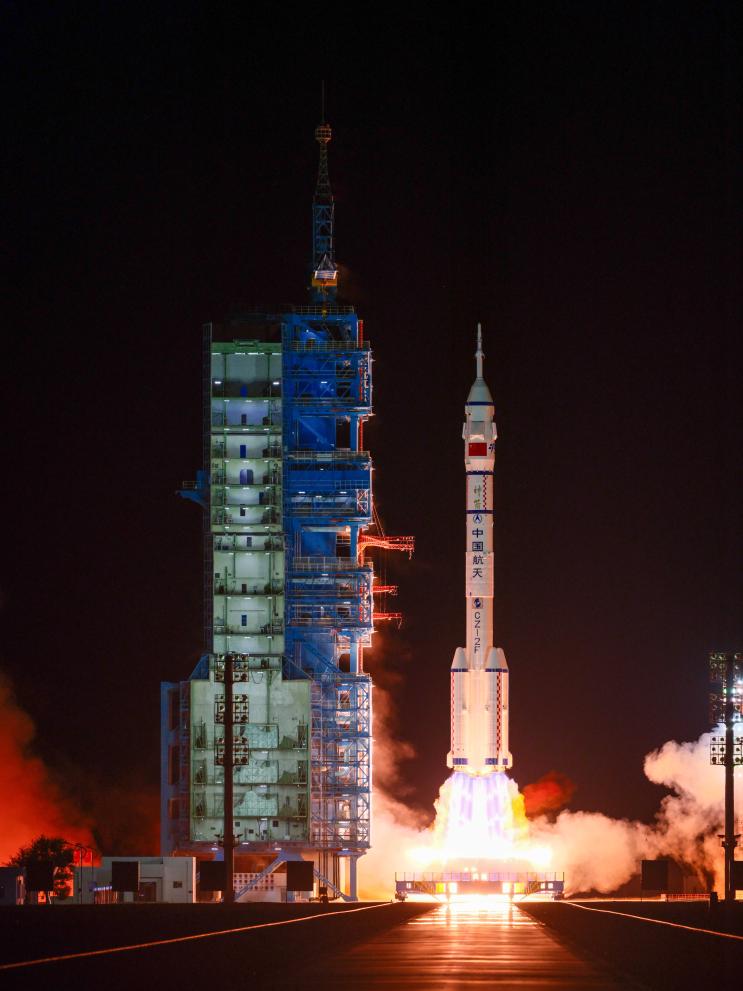 الصين تطلق سفينة الفضاء المأهولة 