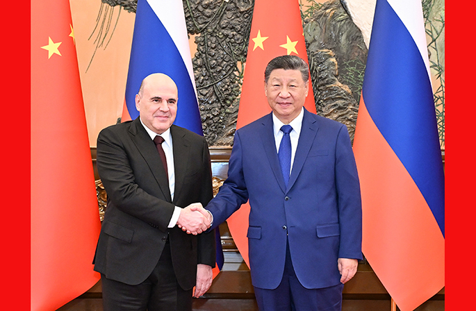 شي يلتقي رئيس الوزراء الروسي في بكين