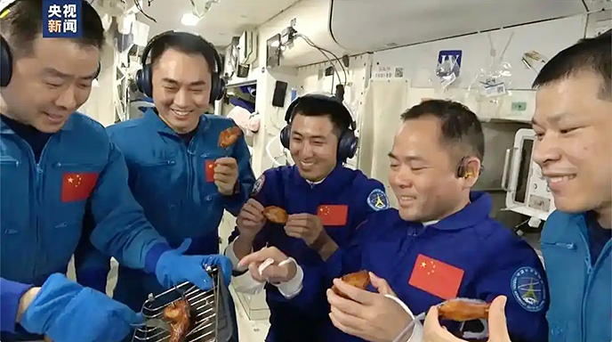 الروّاد الصينيون يستمتعون بوليمة شواء في الفضاء