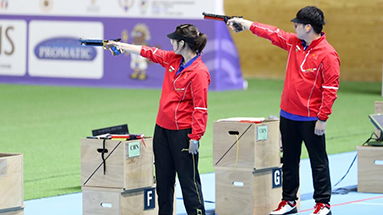 رماة صينيون يعززون تألق الصين في بطولة العالم للرماية بالقاهرة