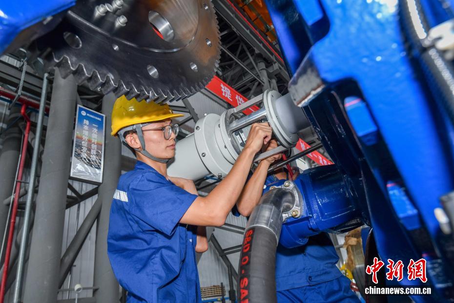 هاينان تصنّع أضخم شفرة لتوربينات الرياح في العالم بقطر دوار يبلغ 292 مترا