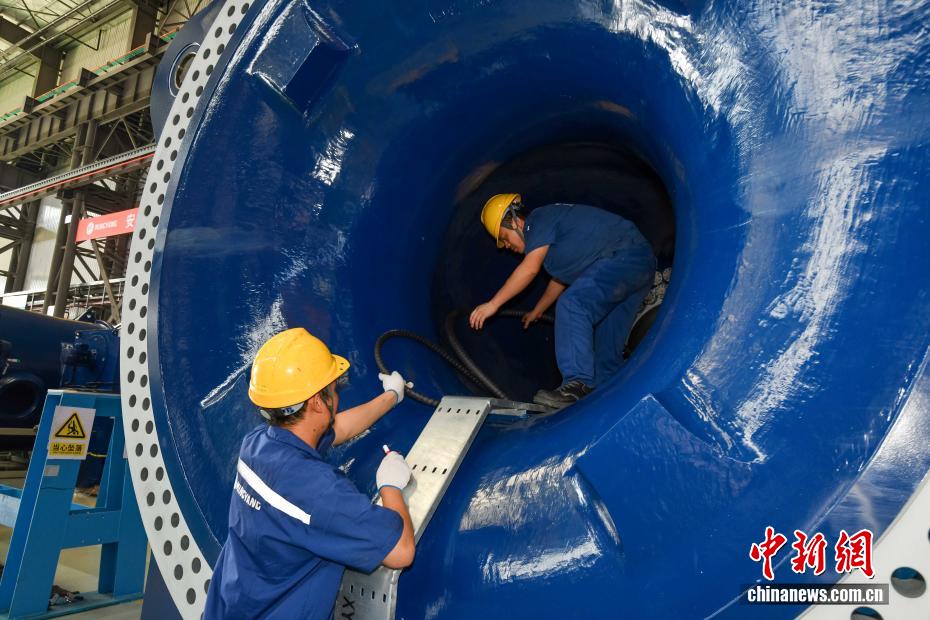 هاينان تصنّع أضخم شفرة لتوربينات الرياح في العالم بقطر دوار يبلغ 292 مترا