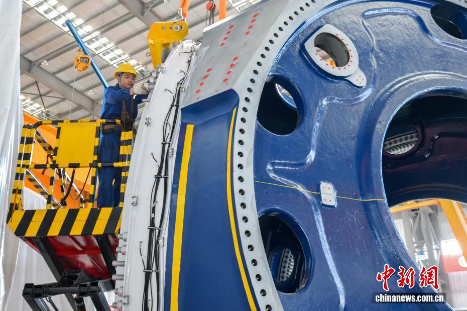 هاينان تصنّع أضخم شفرة لتوربينات الرياح في العالم بقطر دوار يبلغ 292 مترا