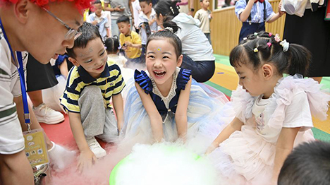 الكتاب الإحصائي السنوي: 11 منطقة على مستوى المقاطعات بالصين تشهد نموا سكانيا على الرغم من التراجع على المستوى الوطني