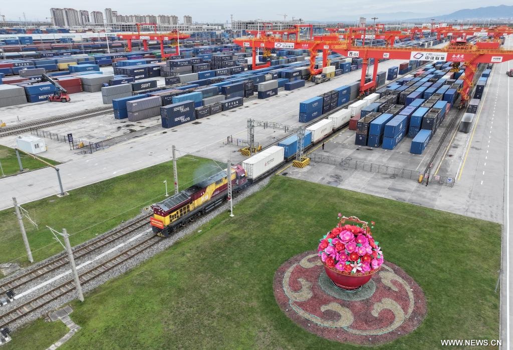 تسيير أكثر من 5 آلاف قطار شحن بين شمال غربي الصين وأوروبا في الأشهر العشرة الأولى