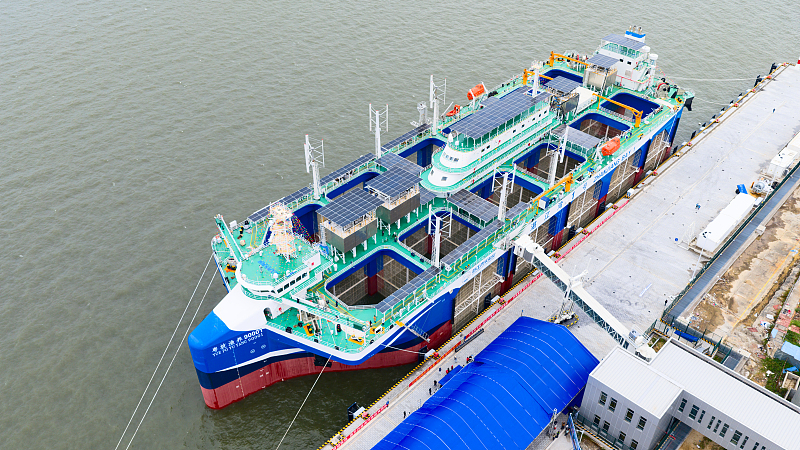 تسليم سفينة مبتكرة لتربية الأحياء المائية في جنوبي الصين