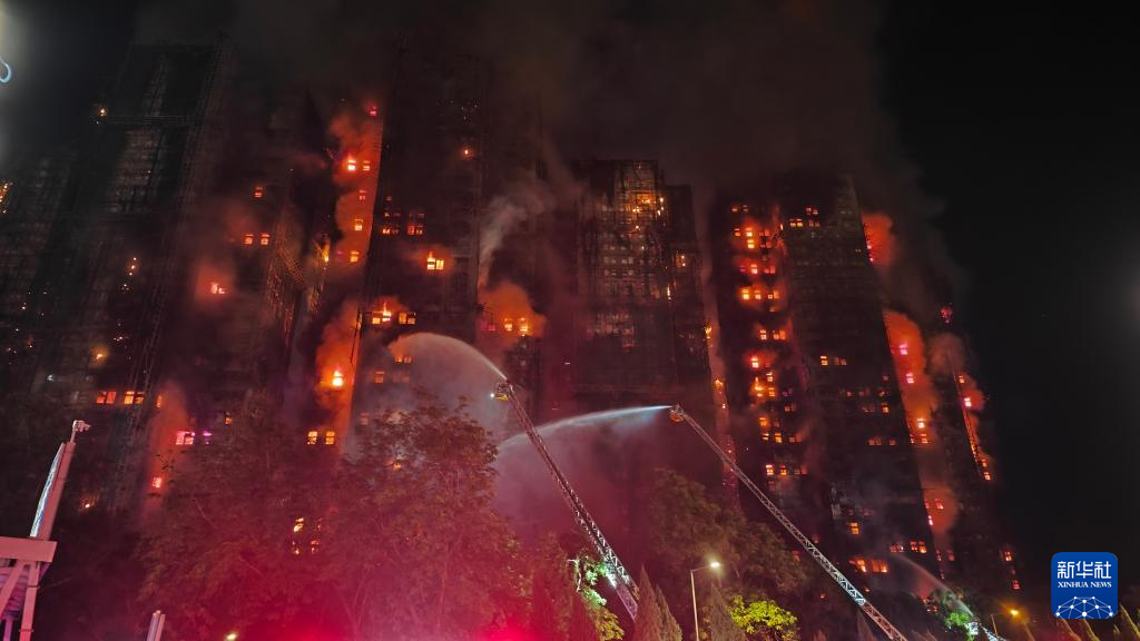 الرئيس التنفيذي لمنطقة ماكاو الإدارية الخاصة ينعي ضحايا حريق هونغ كونغ