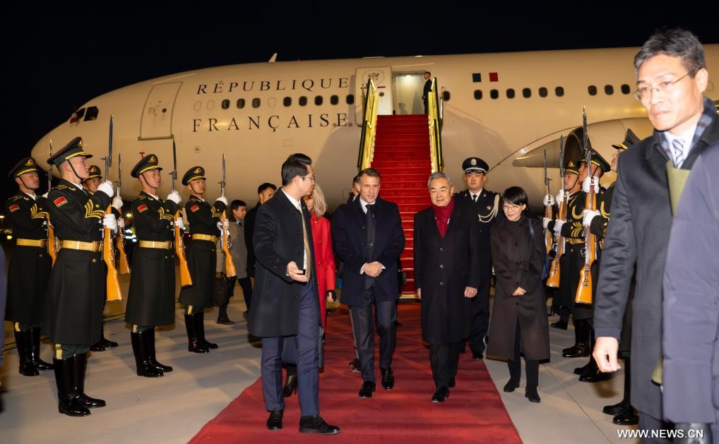 الرئيس الفرنسي إيمانويل ماكرون يصل إلى بكين في زيارة دولة إلى الصين