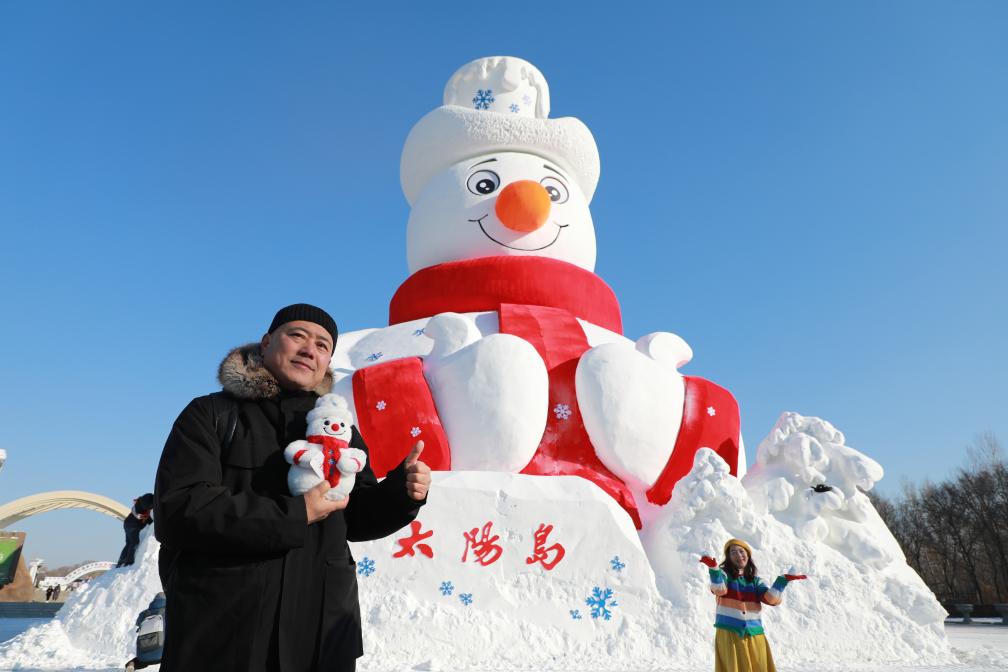 الصورة: رجل ثلج عملاق في مدينة هاربين بشمال شرقي الصين