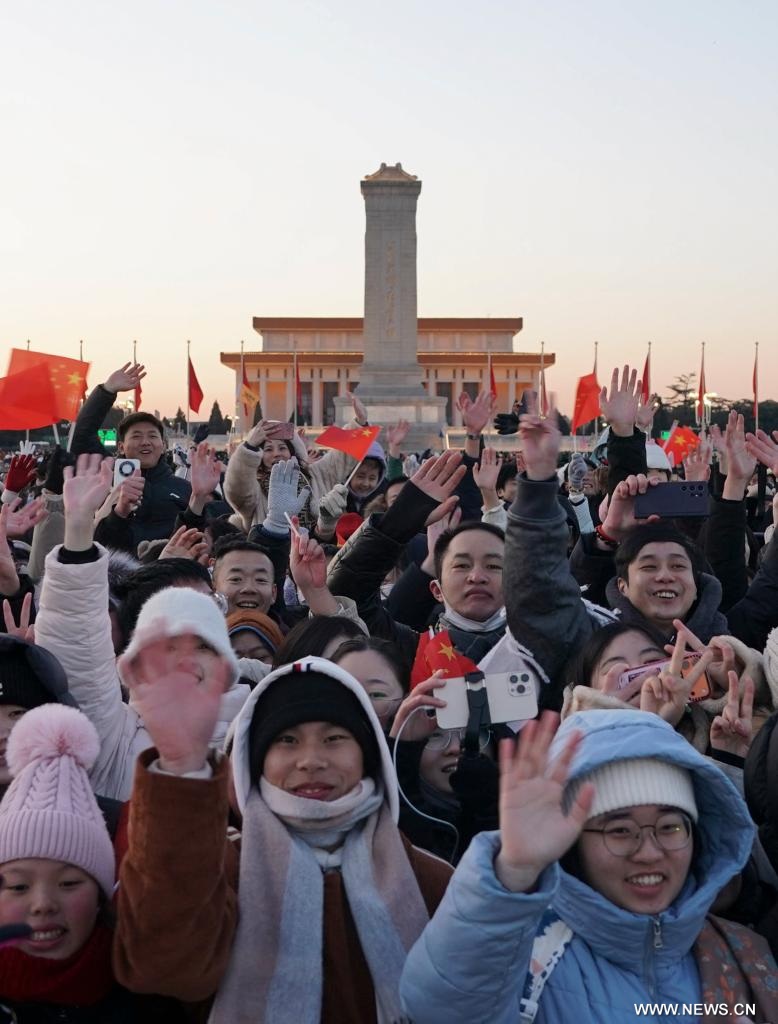 مراسم رفع العلم الوطني في ميدان تيانآنمن في رأس العام الجديد