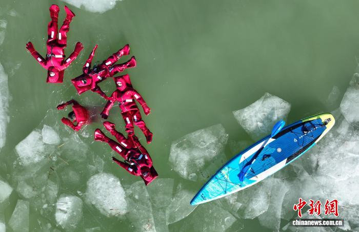 السياح يستمتعون بتجرة الطفو فوق المياه المتجمدة في يينتشوان