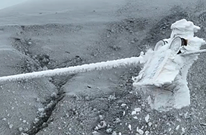 روبوت صغير يؤدي مهام كبيرة على كوابل الكهرباء فوق المرتفعات الجليدية