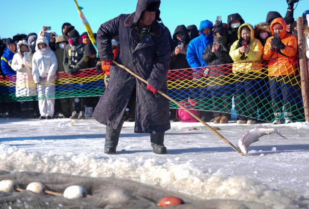 الصورة: الصيد الشتوي للأسماك في بحيرة تشاقان بشمال شرقي الصين