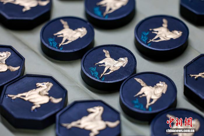 مقاطعة شيشيان، آنهوي: صناعة حبر هويتشو احتفالاً بعام الحصان